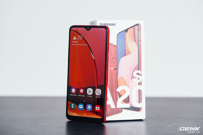 Trên Tay Galaxy A20s Đỏ Chót: Bản Nâng Cấp “Nhẹ”, Thêm Camera, Màn Hình LCD, Chip Snapdragon 450 Và Lựa Chọn Bộ Nhớ 64GB