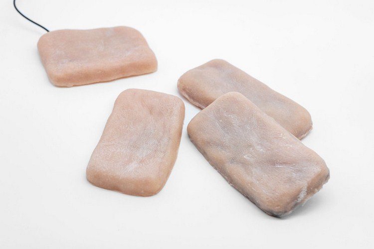 Đây Là Ốp Điện Thoại Bằng Da Nhân Tạo Có Thể Nhận Diện Bàn Tay Người Dùng, Cù Lét Còn Biết Tạo Hình Mặt Cười