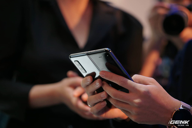 Galaxy Fold Ra Mắt Tại Việt Nam: Giá 50 Triệu Đồng, Hỏng Màn Hình Được Thay Với Giá Ưu Đãi 3.49 Triệu Đồng