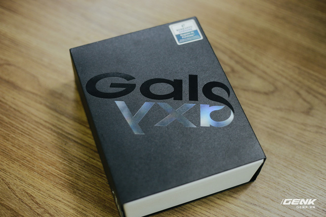 Mở Hộp Galaxy Fold Chính Hãng: Giá 50 Triệu Đồng Nhưng Vẫn Cháy Hàng Chỉ Sau 6 Giờ Mở Bán