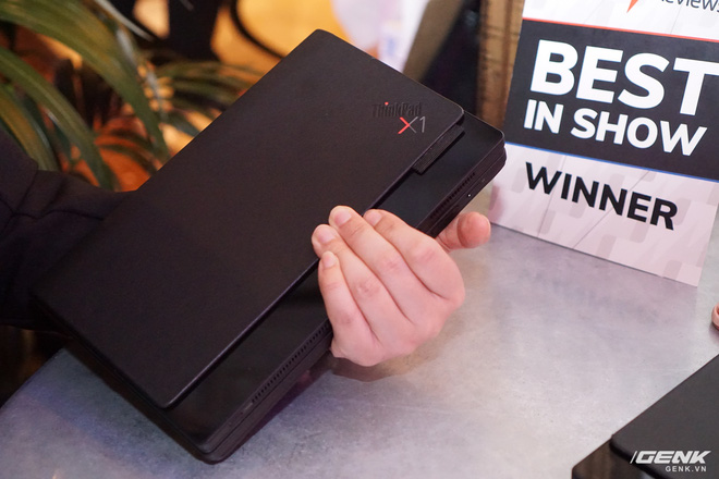 CES 2020 Cận Cảnh Tablet Màn Hình Gập Lenovo X1 Fold: Thiết Kế Đa Dụng Cho Cảm Ứng Lẫn Bàn Phím Vật Lý, Gập Lại Như Cuốn Sổ Tay Rất Đẹp