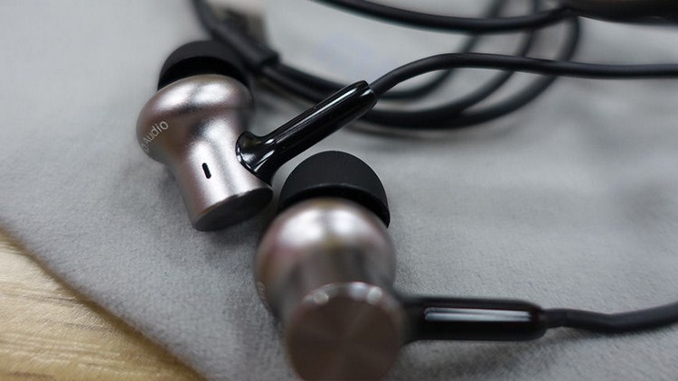 tai-nghe-mi-in-ear-headphone-piston-iron