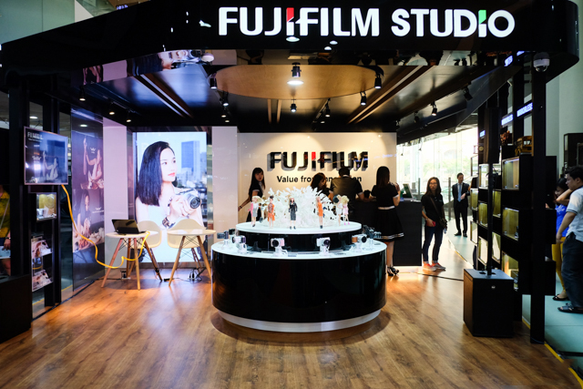   Cửa hàng Fujifilm Studio được đặt tại Tòa nhà Bitexco Financial Tower, Quận 1, TP. Hồ Chí Minh.  