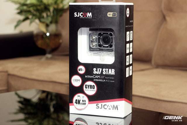   SJCAM SJ7 Star được đóng hộp khá đơn giản, mặt trước là những tính năng hấp dẫn của chiếc action cam này: quay video 2K, công nghệ chống rung Gyro và chống nước tối đa 30m.  