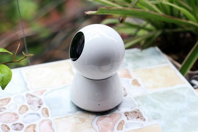   Cụm camera ở trên không gắn hoàn toàn cố định vào chân đế mà nó có khả năng xoay 360 độ theo chiều ngang và 85 độ theo chiều dọc, giúp người dùng có thể quan sát được toàn bộ không gian trong phòng  