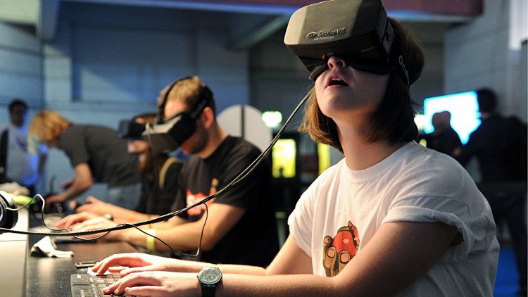 VR là một    hệ    thống mô phỏng, trong đó, đồ họa máy tính được sử dụng để tạo ra một thế giới 