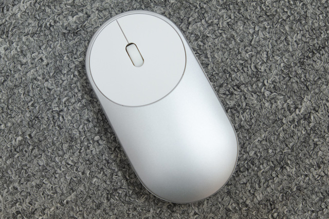  Đây là Xiaomi Mi Mouse. Nó có thiết kế khá cân xứng và được làm bằng nhôm. 