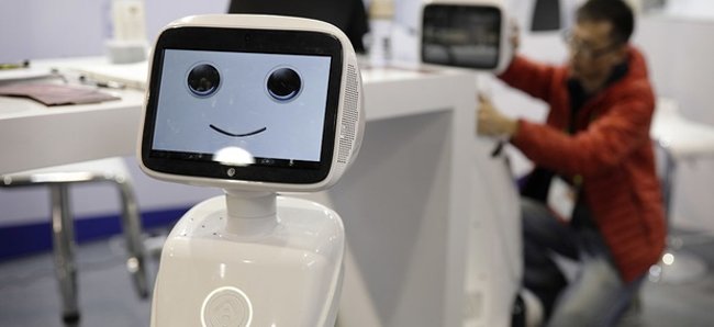 Robot dựa vào các thuật toán định tuyến có thể hướng dẫn khách tới người mà họ muốn đến thăm.