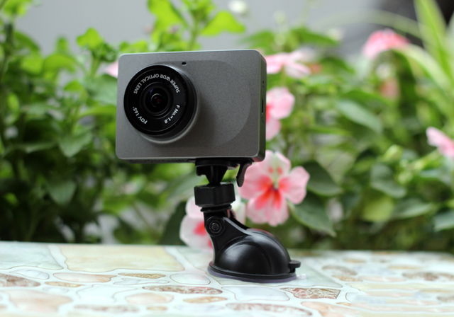  Đi kèm với camera là đế treo để gắn thiết bị lên gương xe hơi chắc chắn, dễ dàng 