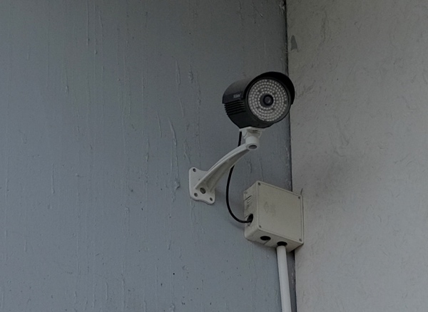   Một camera quan sát được gắn bên ngoài nhà một người dân - Ảnh: H.Đ  